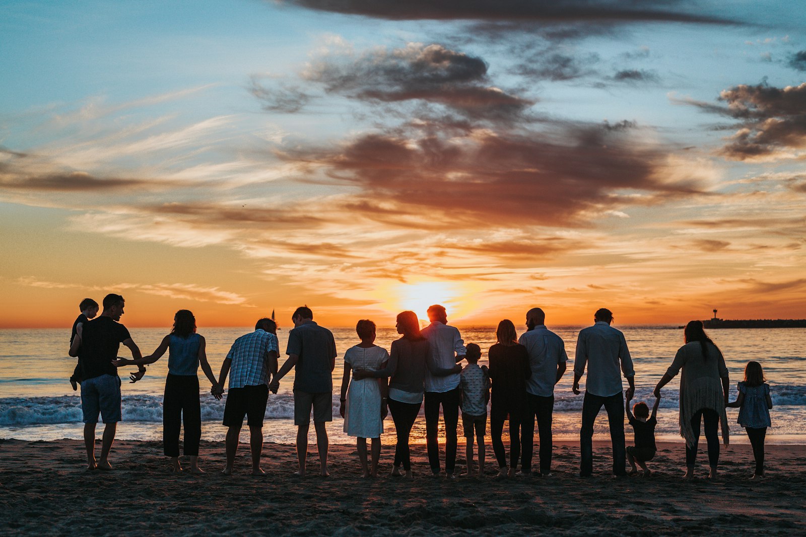 Familia reunida al atardecer: proteger la cobertura de salud de los tuyos